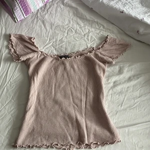 Ljusrosa topp Brandy Melville  - Gullig sommar topp från Brandy Melville i  baby pink, använt endast 1 gång.