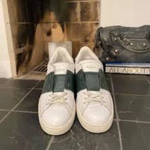 Valentino - Säljer ett par Valentinos då jag dem inte kommit till användning.  Cond 9/10  Öppen för byte. 