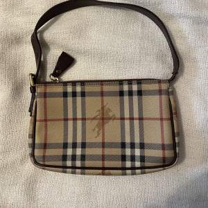 en äkta vintage burberry väska i bra skick. nypris ca 8000 kr äkthetsbevis medföljer vid köp