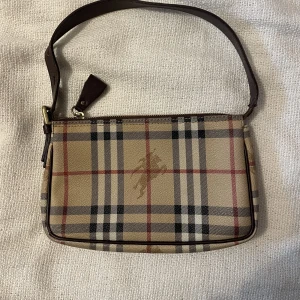 ÄKTA vintage burberry väska - en äkta vintage burberry väska i bra skick. nypris ca 8000 kr äkthetsbevis medföljer vid köp