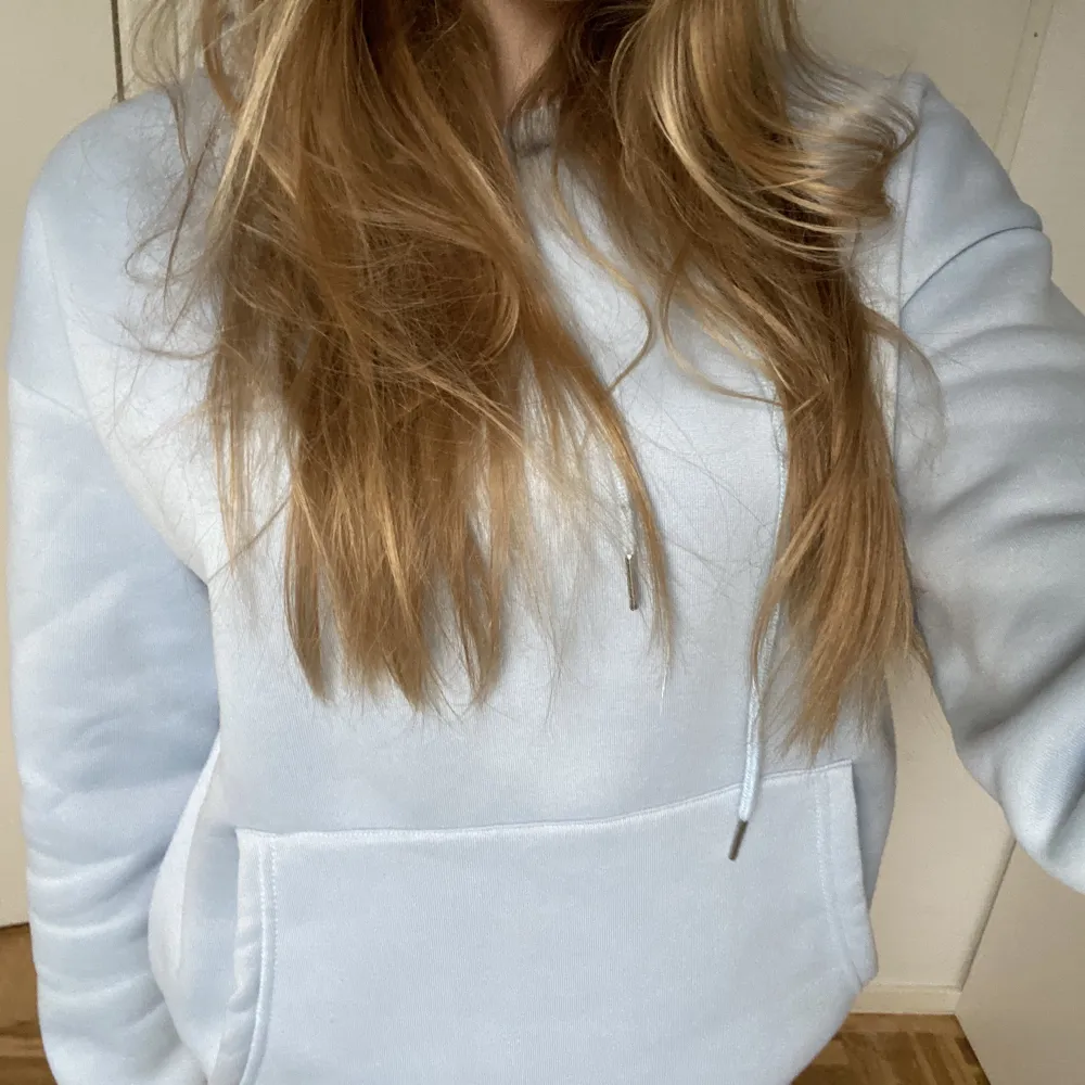 Blå hoodie från shein där det står ”good things are coming” på ryggen, i storlek M. Tröjor & Koftor.