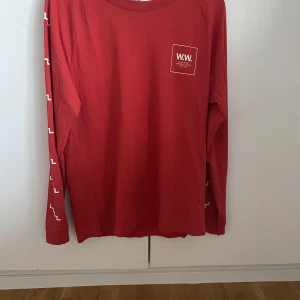 Wood Wood långermad T-shirt  - Helt ok skick 7/10  Betalning via Swish och köparen står för frakten