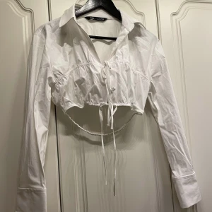 Skjorta  - Croppad skjorta från Zara, aldrig använd. Skriv för mer bilder :)