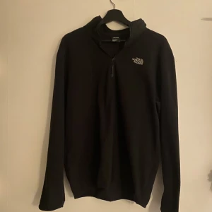 Svart north face fleecetröja  - Svart north face fleece tröja i storlek L som tyvärr inte kommer till användning längre 