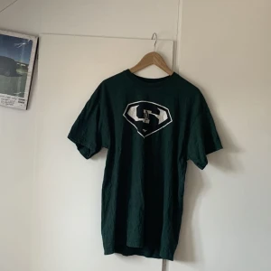 Grön vintage tshirt - Grön vintage graphic tee. Storlek xl men sitter som L