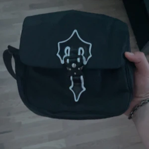 Trapstar axelväska - Säljer min trapstar axelväska pågrund av använda inte. Är i nyskick använd en gång.