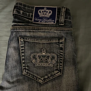 Low waist boot cut Victoria Beckham jeans  - Jag säljer dessa super fina low waist boot cut Victoria Beckham jeansen för de är tyvärr är förstora för mig. Jag har köpt dom secondhand men dom är i jätte bra skick och kostade unjefär 1,300-1,400 nya. Det är storlek är 28. 💕Jag köpte dom för 500.🙈