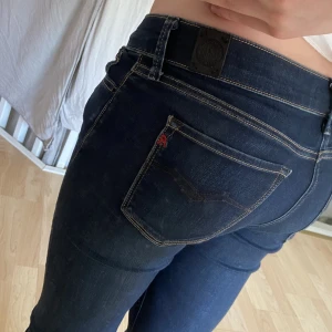 Lågmidjade jeans - Jeans från replay i bra skick! Passar perfekt på mig som är 166 (de är dock för långa) men gillar inte passformen!Snygga bakfickor också!💗