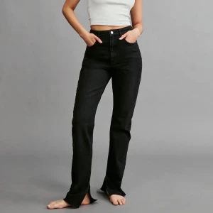 Slit jeans  - Säljer dessa mycket fina svarta jeansen med slit vid fötterna.
