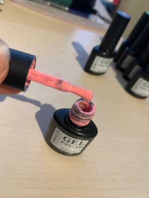 Gele - En nyans av rosa en otrolig färg om man gillar förgen rosa💗🌺🌸💅