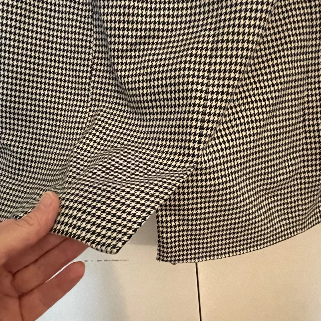 Svarvit klänning i hundtandsmönster - 91