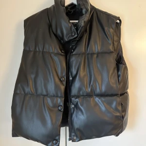 Skinnväst Zara - Lite tjockare material, men ändå inte dun. Slutar vid midjan ungefär, lite vit målarfärg på sidan, inget som är stort 