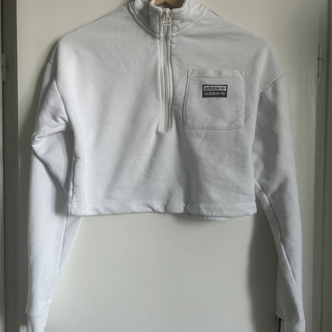 Croppad Crewneck/ tjocktröja från Adidas  - 90