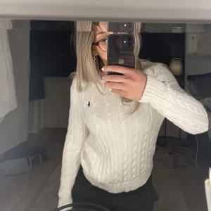 Ralph Lauren tröja - Säljer min vita stickade  Ralph Lauren tröja i bra skick!🫶🏼
