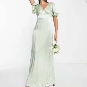 Balklänning asos - Säljer denna snygga balklänning från asos (märket topshop) 😍 den var tänk att ha på balen men har nu ångrat mig, köparen står för frakten skriv för fler bilder❤️köpt för 1000kr säljer för 700kr men priset kan diskuteras vid snabb affär🥰 