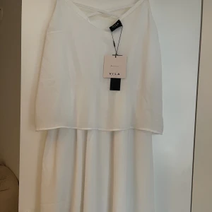 Vitklänning - Fin vit klänning ! Helt oanvänd! 🤍