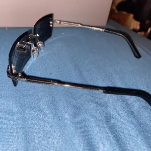 Riktigt snygga solglasögon. Helt nya och aldrig använda, har bara testat dom. Köpta för 500kr. Säljer för 200kr för att jag aldrig har användning av dom. Med solglasögonen ingår ett fodral. Det är svart glas och silver bågar.