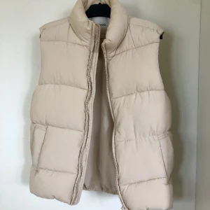 Beige väst från Monki  - Jättefin beige väst från Monki💕 Säljes endast på grund av brist på användning.  Nyskick, helt utan defekter. 