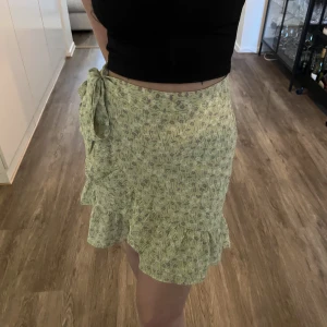 Kjol - Fin blommig kjol från New Yorker, har endast testad denna då den är för stor för mig, finns en dragkedja på sidan och storleken är s.🤎