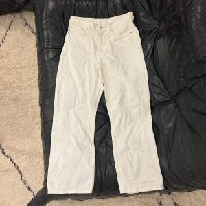 Vita jeans från weekday i modellen Rowe🤗 oanvända i storlek W31 L30 