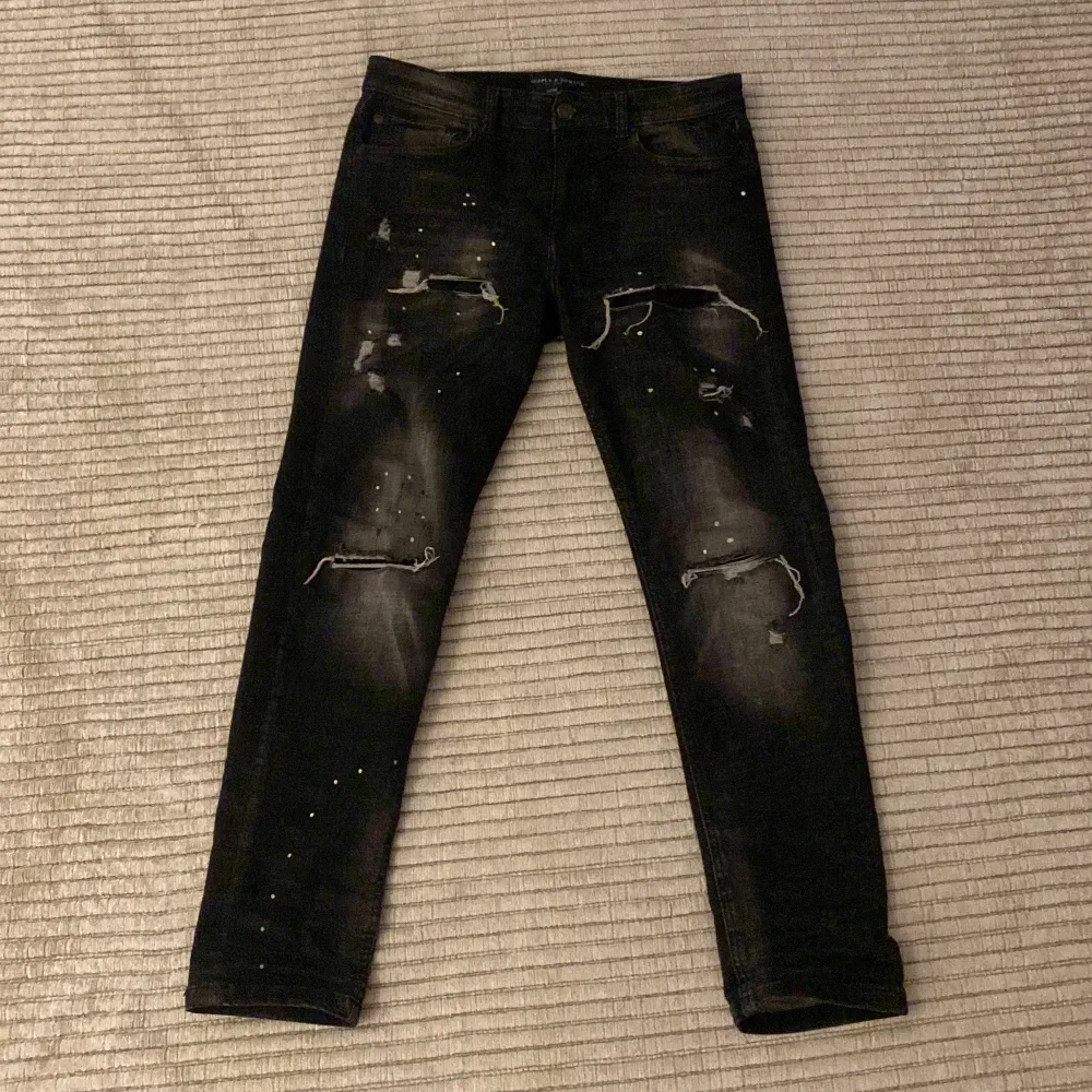 Hej säljer mina jeans. Shit fina men de var för små för mig när jag fick de i födelsedagspresent. Så har inte kunnat ansvällda de. De är jättesnygga och oanvända. I nyskick. storlek M. De är ganska baggy . Jeans & Byxor.