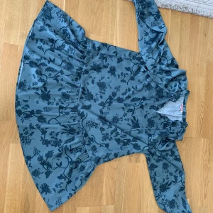 Sommar volang klänning  - Storlek M 