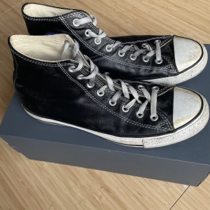 Svarta converse i skinn - Svarta höga converse i skinn, väl använda. Storlek 43.