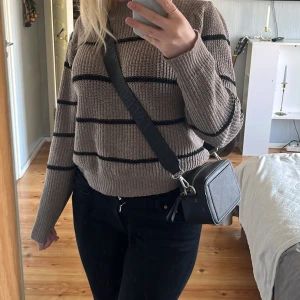 Axelremsväska  - Fin axelremsväska med lite tjockare band! Passar perfekt till alla tillfällen💕