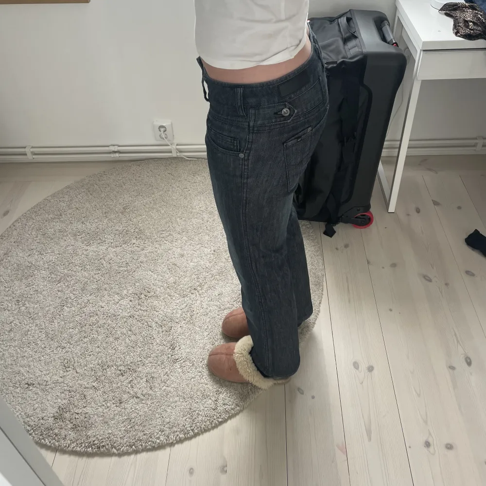 Ett par perfekta utsvängda jeans i en snygg tvätt! Köpta second hand💞jag är 172cm och har vanligtvis storlek 38. Jeans & Byxor.