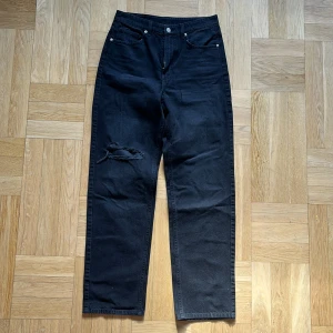 Jeans - Svarta/mörkgrå ”90’s straight ultra high waist” från H&M. 