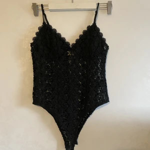 Spets body - Spets body från Hm strl s. Banden är justerbara. 