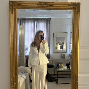 Vit kavaj - Vit superfin figursydd kavaj jag köpte till studenten, men hittade en klänning jag gillade bättre😇 aldrig använd m prislapp kvar. OBS jag har sytt upp kavajen nertill då jag tyckte den var lång (syns på mina bilder) originalpris: 1090kr💕