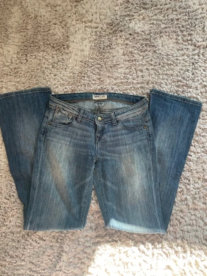Lågmidjade bootcut jeans från Lee💕 - SUPERSNYGGA LÅGMIDJADE BOOTCUTJEANS från Lee. Fint skick, passar XXS-S❤️ Köp nu för 300 kr❤️