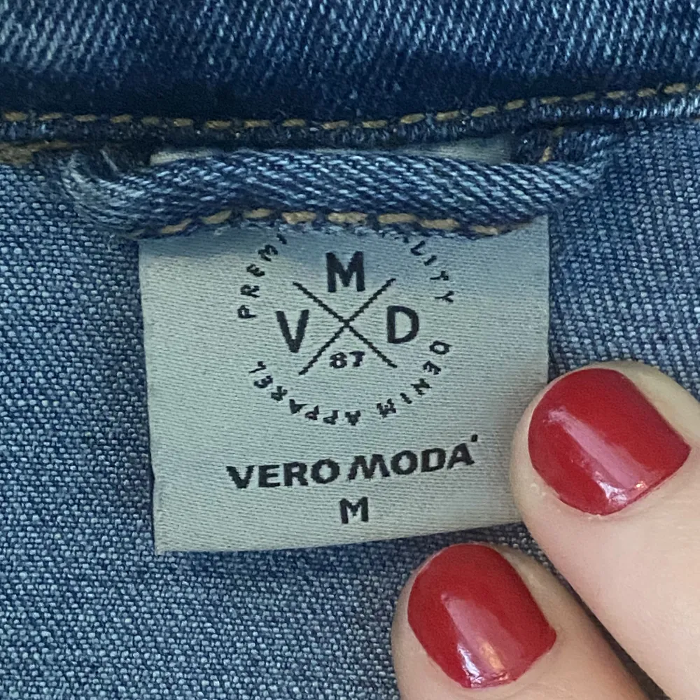 Beskrivning: Blå jeansjacka från VeroModa. Storlek M (slim modell så kan bäras från XS till M beroende på önskad stil). Mycket bra skick, använd ca 20 gånger. Org pris: 300 kr  Jag (för jämförelse): 173 cm lång, bär vanligtvis S-M. Pris: 100 kr + frakt. Jackor.