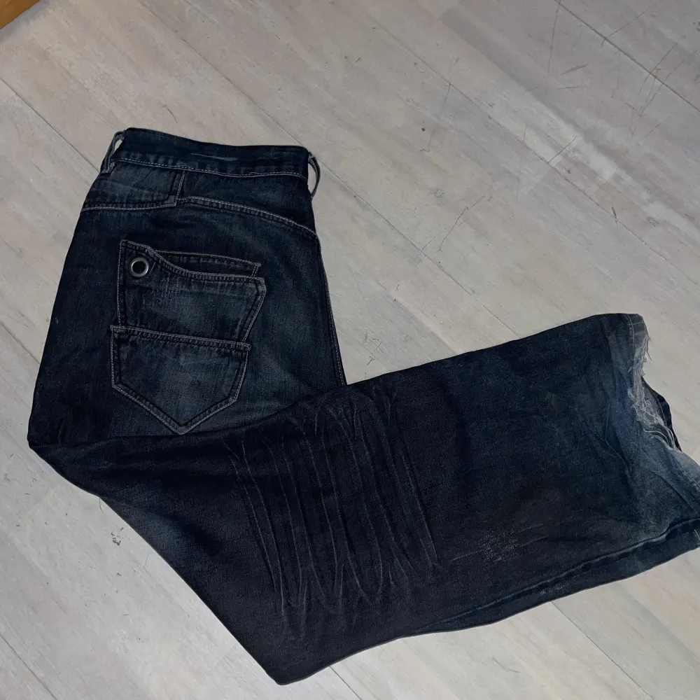 sjuka jeans i storlek 40, passar bra med bälte. pris går att diskuteras kom privat för fler bilder.  sjukt sällsynta.. Jeans & Byxor.
