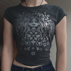 Grunge print t-shirt - Mörkgrå/svart T-shirt troligen från tidigt 2000-tal eller sent 90-tal. Knuten i bak på första bilden för att göra den mer croppad. Jag har vanligtvis storlek S så skulle uppskatta denna som en XS eller S om man vill gå för baby-tee looken