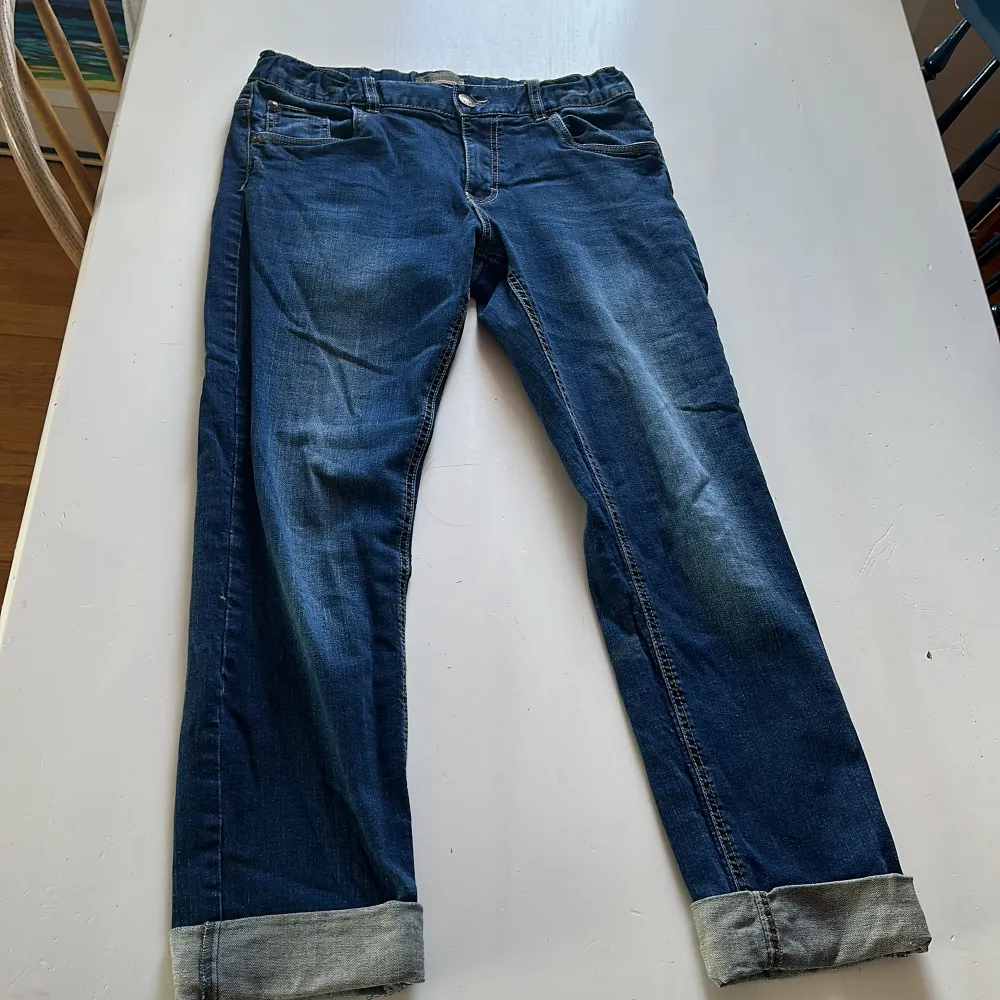 Ett par använda jeans men inga defekter  Märke är Labindustries. Jeans & Byxor.