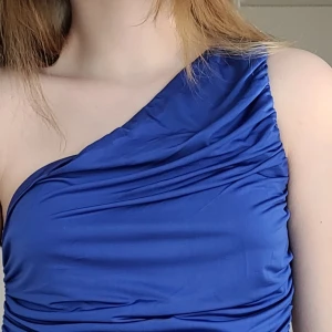 💙En Blå Topp💙 - 💙En Blå Topp💙 Från BIKBOK! I storlek M, och är väldigt stretchig💕 I silke. Har aldrig används!