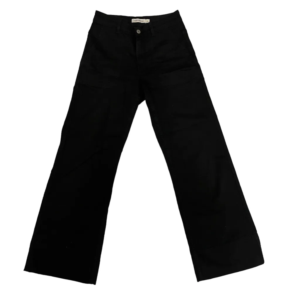byxor från carin wester, stora fickor fick inte med det på bild 🖤. Jeans & Byxor.