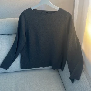 Tröja oversized - Grå, oversized tröja med råa sömmar. Färgen syns bäst på sista bilden. Lång vida ärmar. 75 % polyester, 25 % bomull.  Mått Ca 59cm lång.