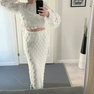 Vit set - Säljer detta superfina två delade setet från Gina trixat. Aldrig använt endast testat 1 gång💕Säljer det som ett sett för 600 men man kan även köpa enbart 1 del för 299💕