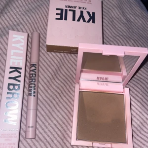 Kylie cosmetics  - Säljer mi bronzer och brow higloghter penna ifrån Kylie cosmetics 💕Aldrig använda , Säljer båda för 200kr+frakt