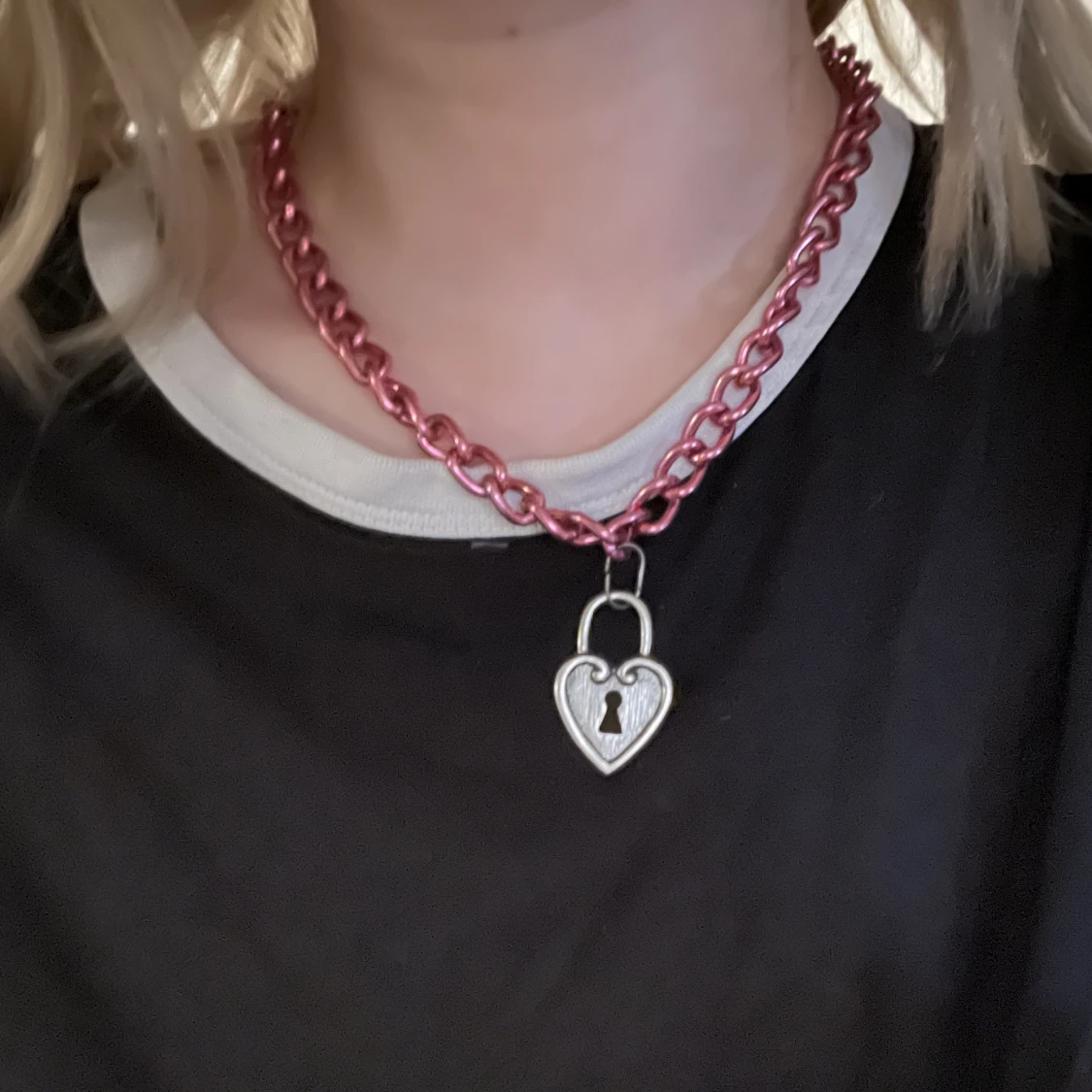 rosa halsband med hjärt-lås