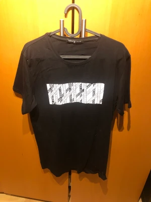 T-shirt och jacka  - Säljer dessa fina t-shirts och jacka   Jackan för 250kr