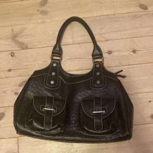 Axelväska  - Fin svart axelväska som jag har köpt på plick tidigare men har inte kommit till användning💗. Lägger ut igen pga o seriösa köpare