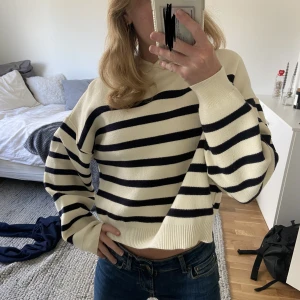 Marinblå randig hoddie  - Jätte fin randig hoddie från zara. Den har luva vilket man inte ser på bilderna. Känns lyxig och fint material💖 En liten defekt är dom två fläckarna på sista bilden, förmodligen kan dom gå bort men jag säljer den väldigt billigt för det. Fler bilder finns