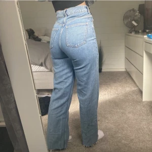 ZARA Jeans - ZARA Jeans som inte kommer till användning längre, jag har klippt upp dessa så de skulle passa min längd. Säljer dessa för 250kr med frakt 📦 