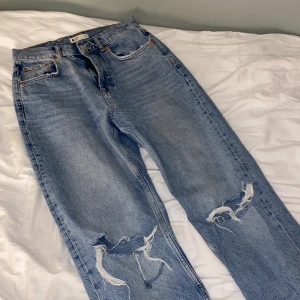 Jeans  - Perfect Jeans från Gina Tricot i storlek 36. Superfina med hål på knäna💗