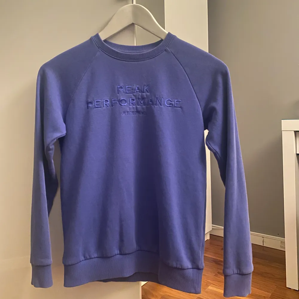 En blå peak performance tröja från kidsbrandstore som köptes från något år sedan. Har använts fåtal gånger och är i bra skick. Nypris 649kr . Tröjor & Koftor.