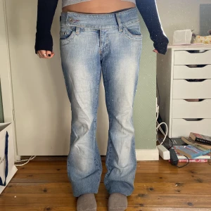 Lågmidjade jeans  - Super snygga med coolt spänne! Storlek 40 men personen på bilden har  36 🙏🏼🙏🏼💓